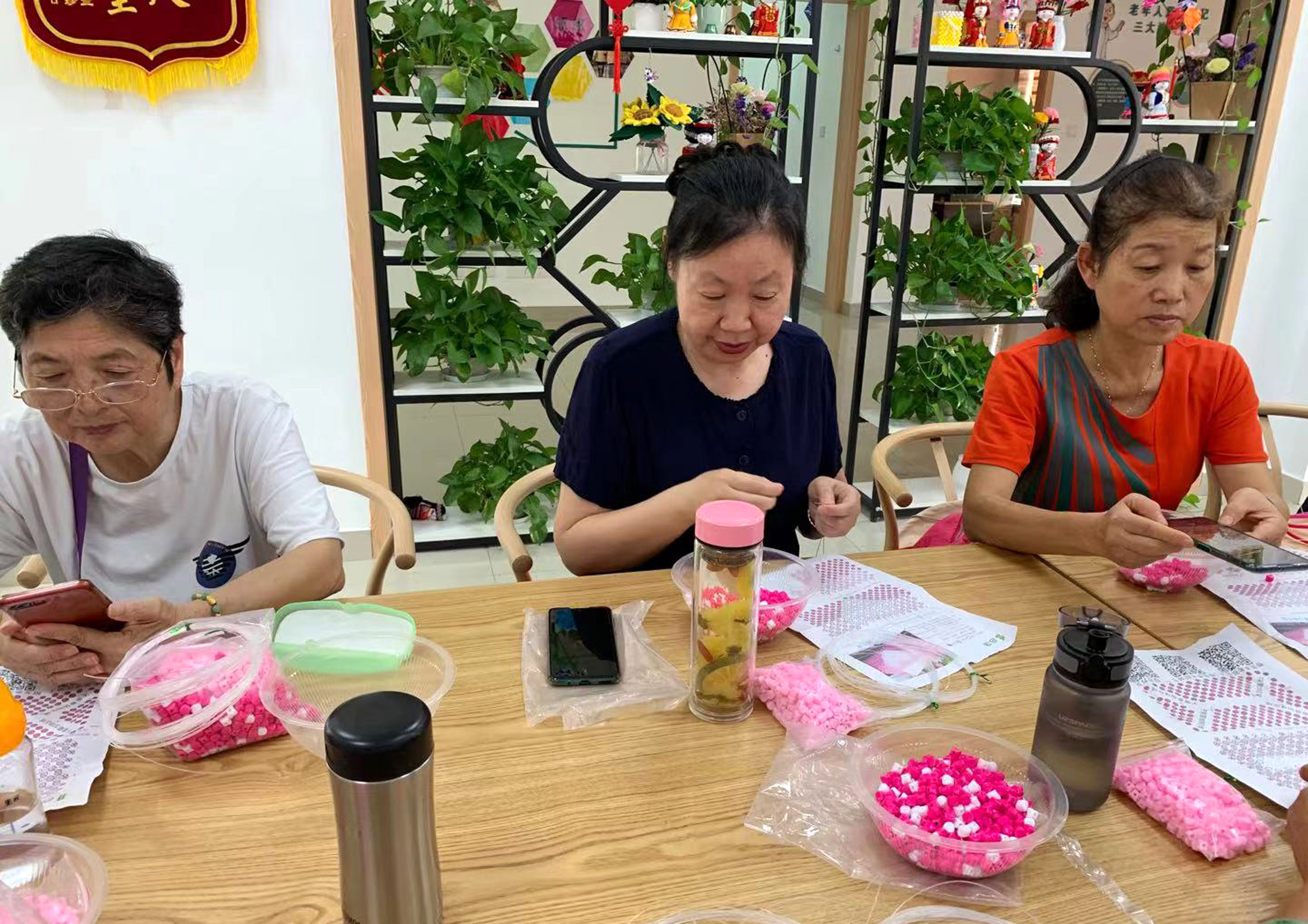 社区老人手工创意作品,社区老人手工串珠