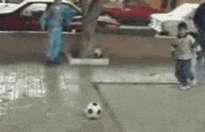 搞笑GIF趣图:是谁?把我的足球换成实心的了?疼啊