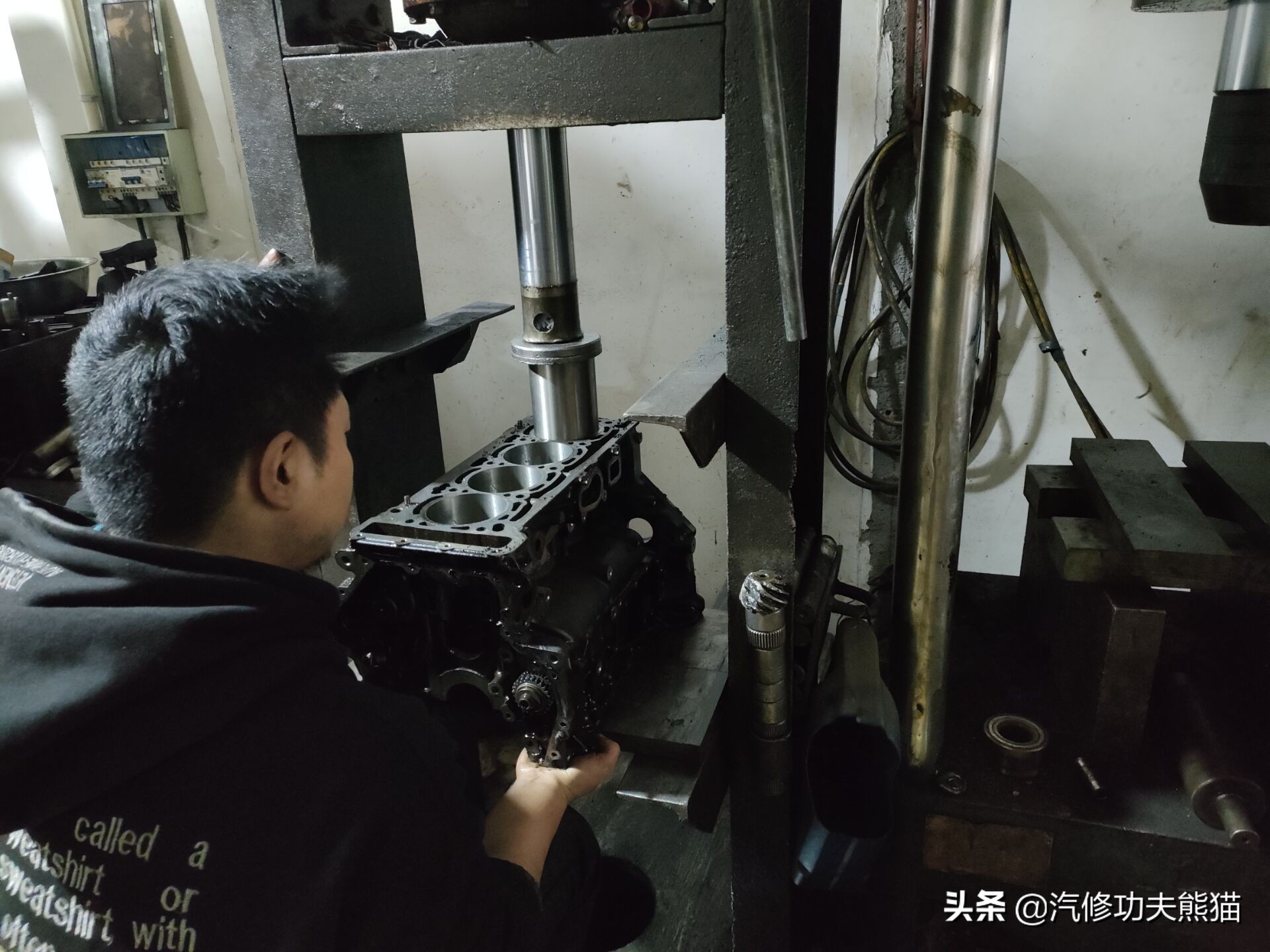 斯柯达昊锐烧机油维修视频,大众斯柯达昊锐1.8t烧机油