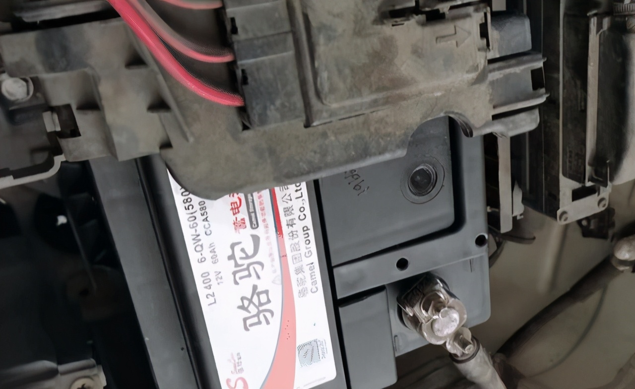 汽车电瓶更换教程图解,汽车电瓶的正确更换方法