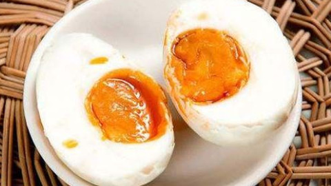 咸鸭蛋最简单的腌制方法出油,咸鸭蛋的最简单腌制方法