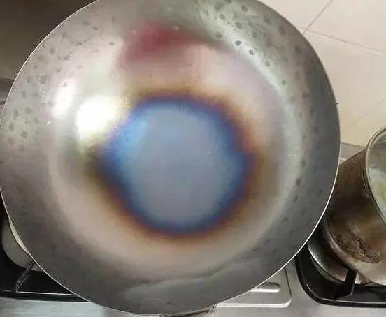 铁锅生锈不要扔教你一招搞定,不粘底层铁锅生锈怎么重新开锅