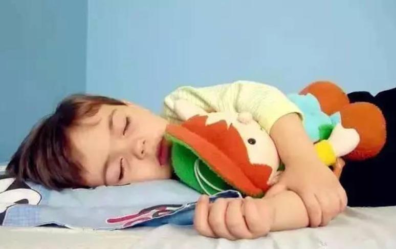 小孩依赖被子和小毯子视频,小孩依赖毯子