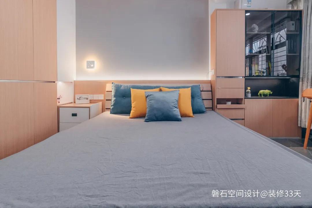 因卧室太小能买一大一小床头柜吗,卧室太小放不下梳妆台