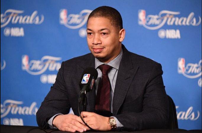 湖人三连冠成员泰伦卢,泰伦卢晒湖人主题蛋糕