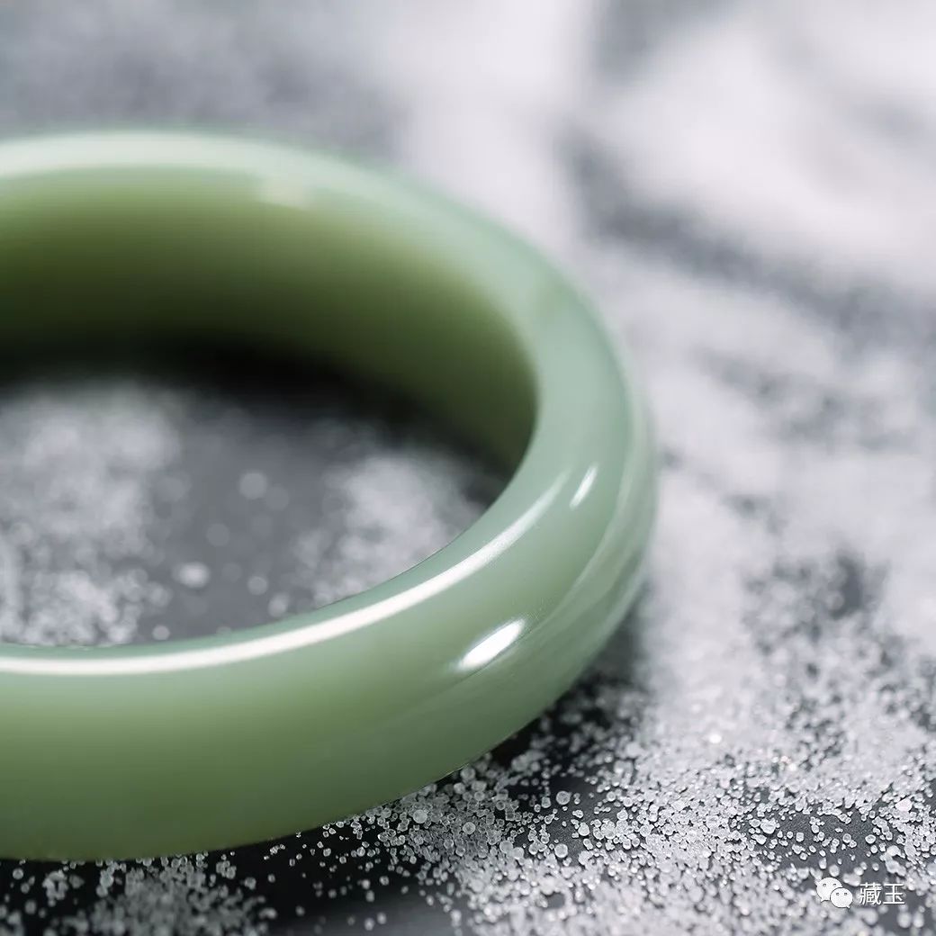 和田玉手镯和翡翠手镯哪个好看,怎么挑选和田玉手镯