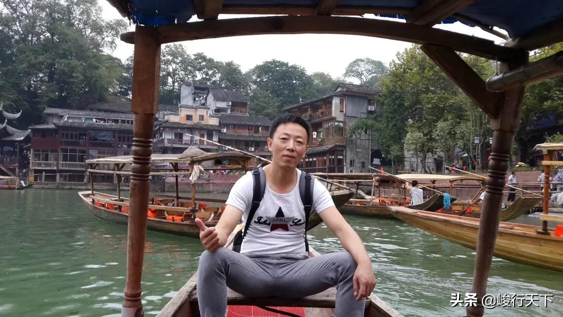 中国最美丽的小城,历经沧桑翘檐如翼的吊脚楼,缓缓流淌的沱江