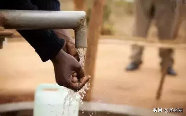 用零花钱给非洲挖了1000多口井，只因孩子眼泪，是那里最干净的水