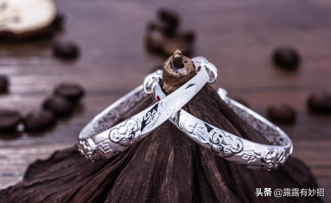 牙膏洗银手镯会把银洗掉吗,用牙膏洗银手镯还是黑