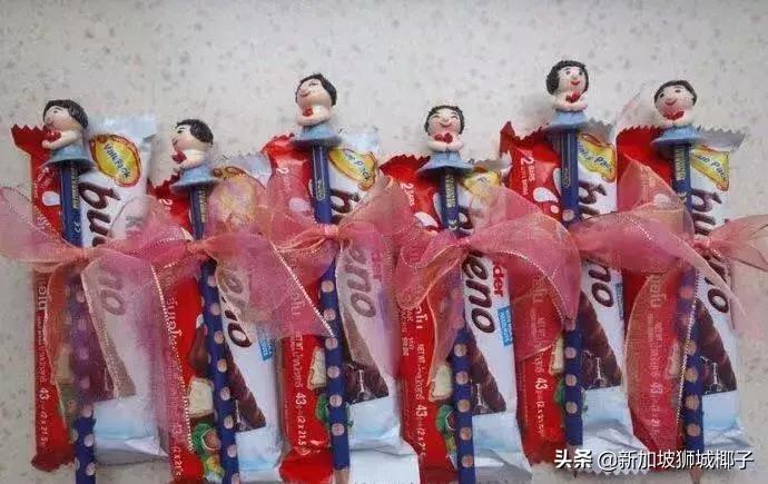 今天，看到新加坡老师收的礼物，家长集体沉默了...