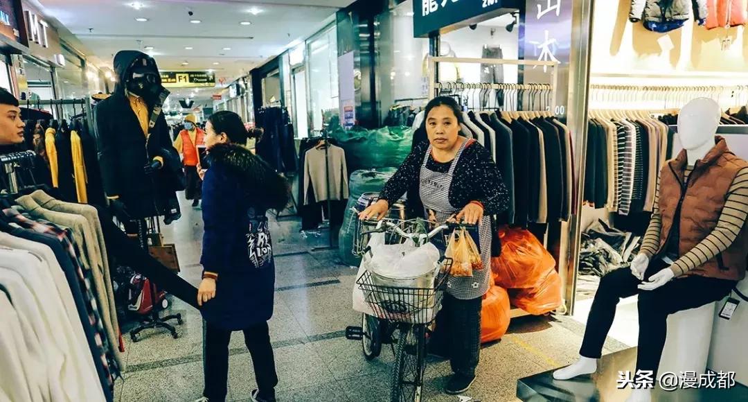 据说不来这里就白来成都，你一定没有见过这么魔幻又传奇的荷花池