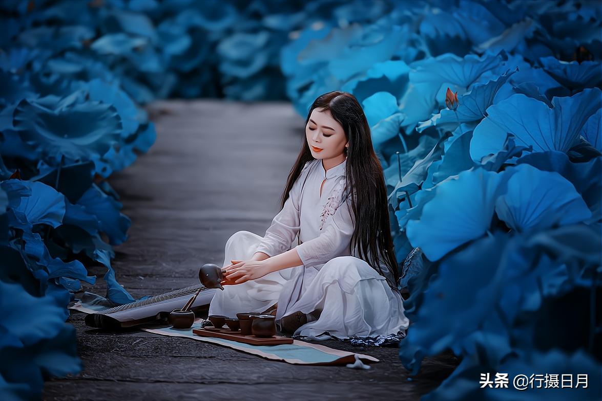 月色流连处，远人当归时