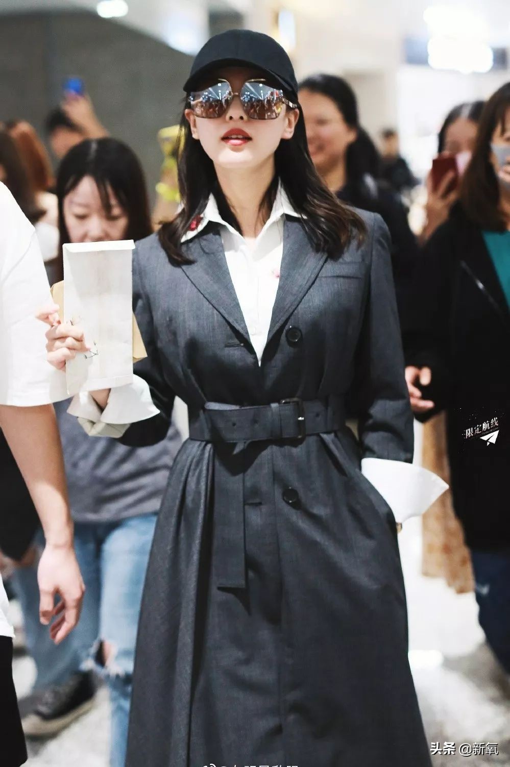 芭莎慈善夜雷佳音的头是1.5个肖战的头、2个刘诗诗的头，太犀利了