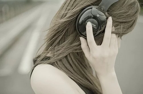 50首充满回忆的经典歌曲,10大震撼心灵的经典背景音乐