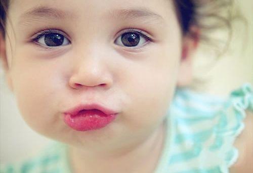 孩子老是嘴干舔嘴唇唇边怎么办,小孩嘴唇可以涂唇膏吗
