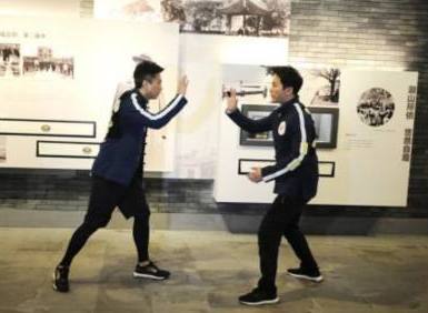 邓超鹿晗溜冰场搞笑,邓超鹿晗帅气视频