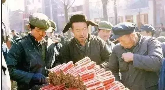 九张反映过年气氛的照片,百张罕见的过年老照片这才是年味