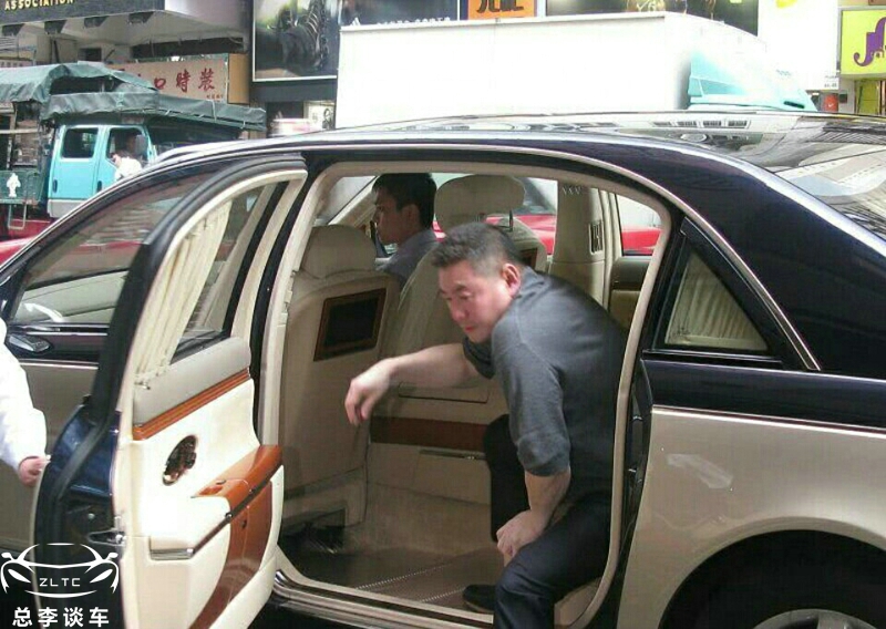 身价300亿富二代去上班,300万的身价开什么样的车