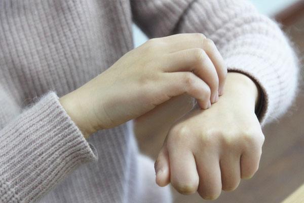 洗澡搓下来的黑泥真的是污垢吗,洗澡搓下来的白泥是什么东西