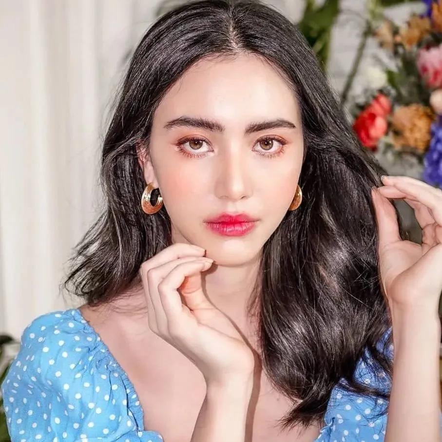 看一下明星的穿衣搭配,一起来看看明星的时尚搭配