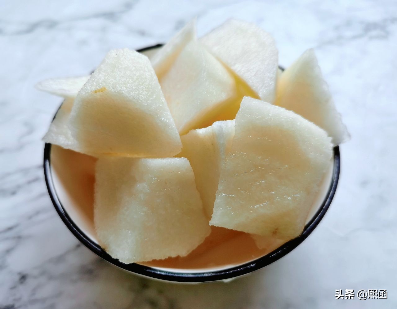 银耳和雪梨一起下锅能不能熬出胶,鲜银耳炖雪梨正确做法