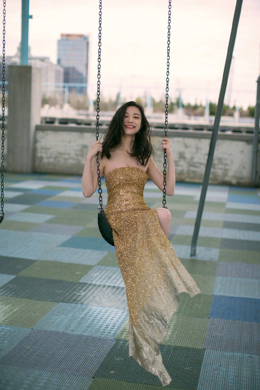 倪妮穿迪丽热巴时尚芭莎同款礼服,倪妮迪丽热巴白礼服