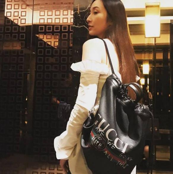 曾穿搭两千万起步的吴佩慈，现参加闺蜜儿子抓周派对，无钻戒包包