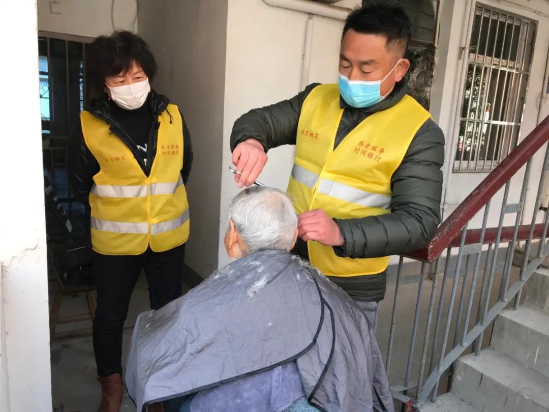 他一直都在诗歌,她一直都在作文600字