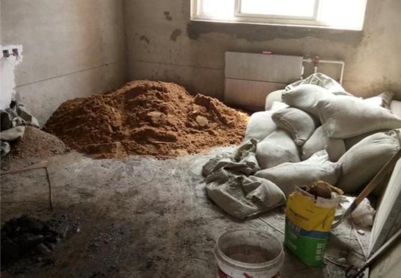 把地砖铺厚,师傅说好处很多,可当业主测量后,却说要换人