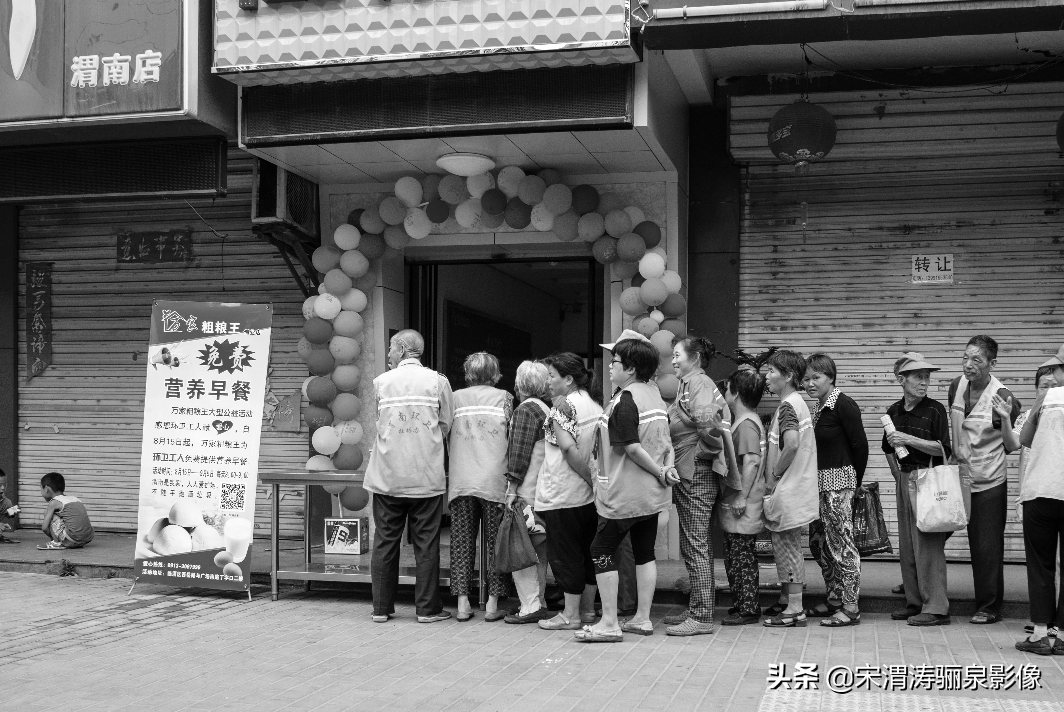 他排除残疾的身体,努力在工作之余记录和反映草根人群的生存状况