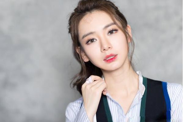 戚薇给宝宝冲奶粉的水是什么牌子,戚薇给女儿冲奶粉多少钱