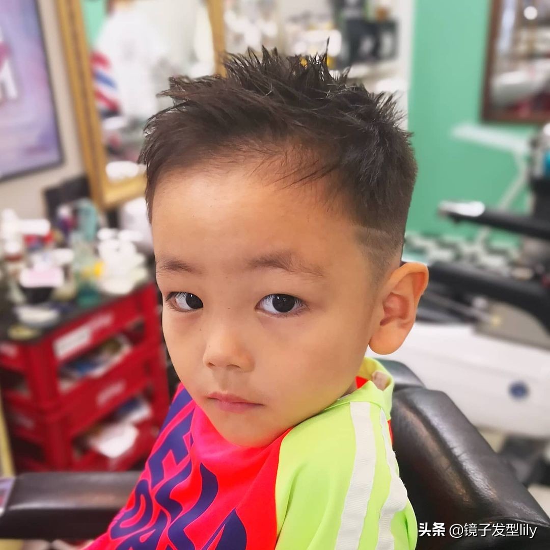 经典阳光帅气小男孩发型,最帅气的男宝宝的发型图案