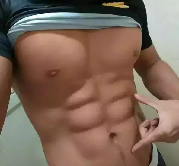 胸肌的四种胸型,男生方形胸肌和八字胸对比