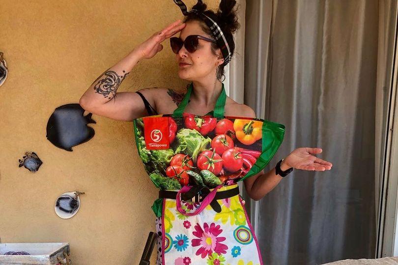 外国女人挑战将自己塞进行李箱,外国女性购物袋