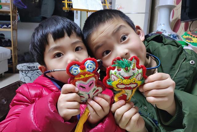 小小兄弟俩在家足不出户父母值守在抗疫一线共同体验喜乐生活