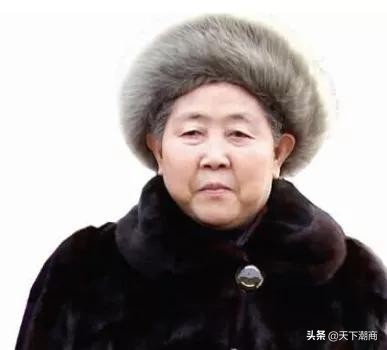 这位卖大金链潮籍大妈是继老干妈之后，又一个征服美国的女人