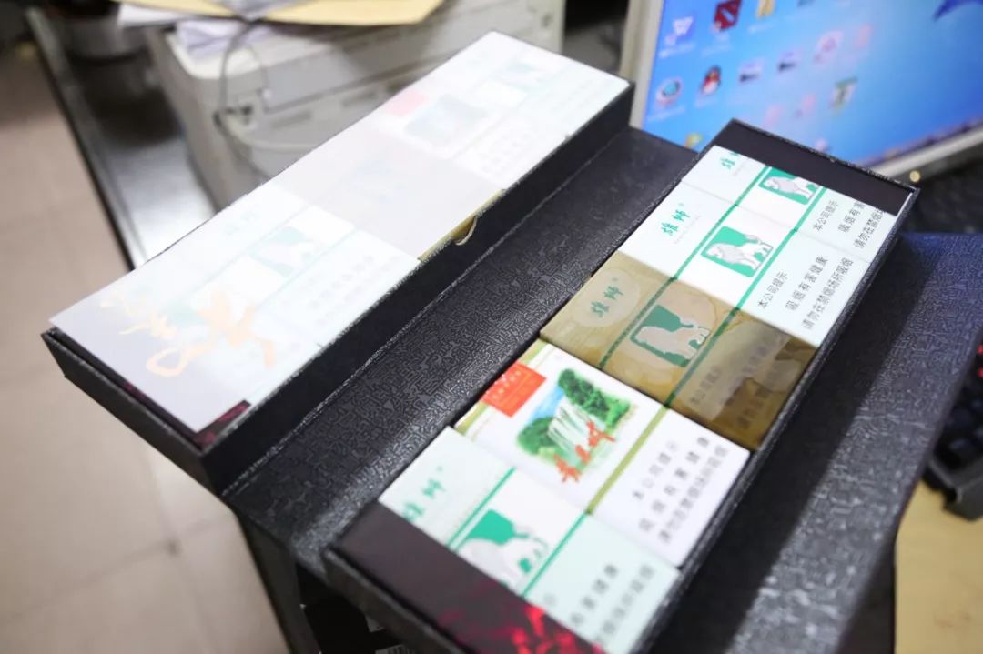 一男一女卖给汉寿某超市10条“和天下”，老板打开一看气炸了...