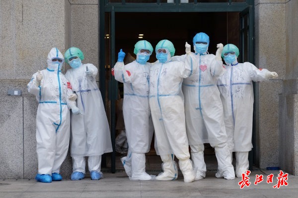 记者武汉报道,记者记录疫情的纪录片