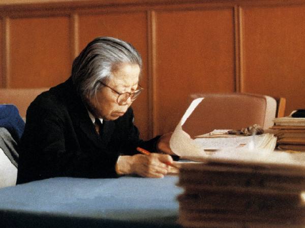 从为中华之崛起而读书到海棠花开，周总理两袖清风殚精竭虑的一生