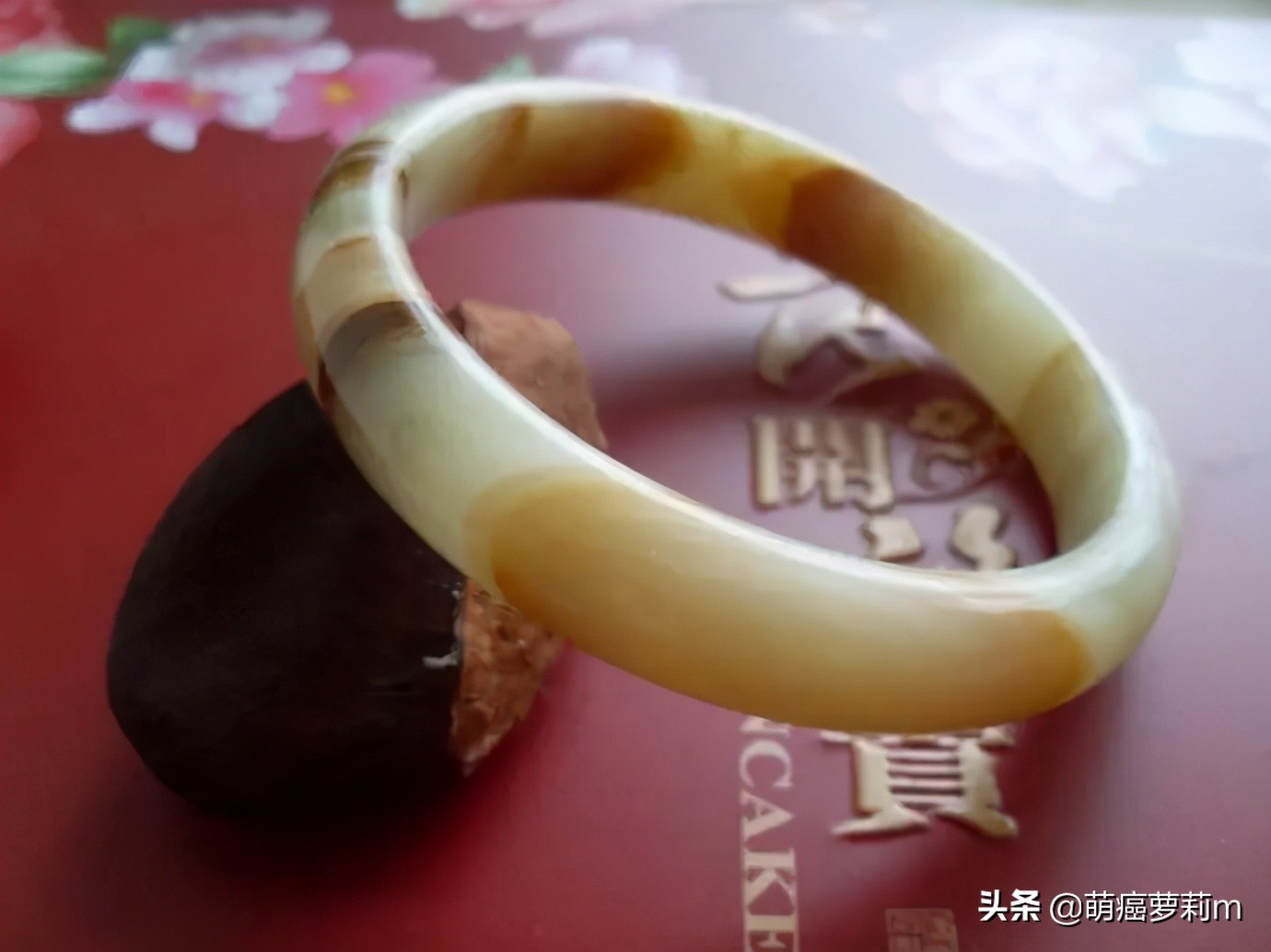 戴蛇纹石玉手镯好吗,蛇纹岫玉手镯的佩戴与养护