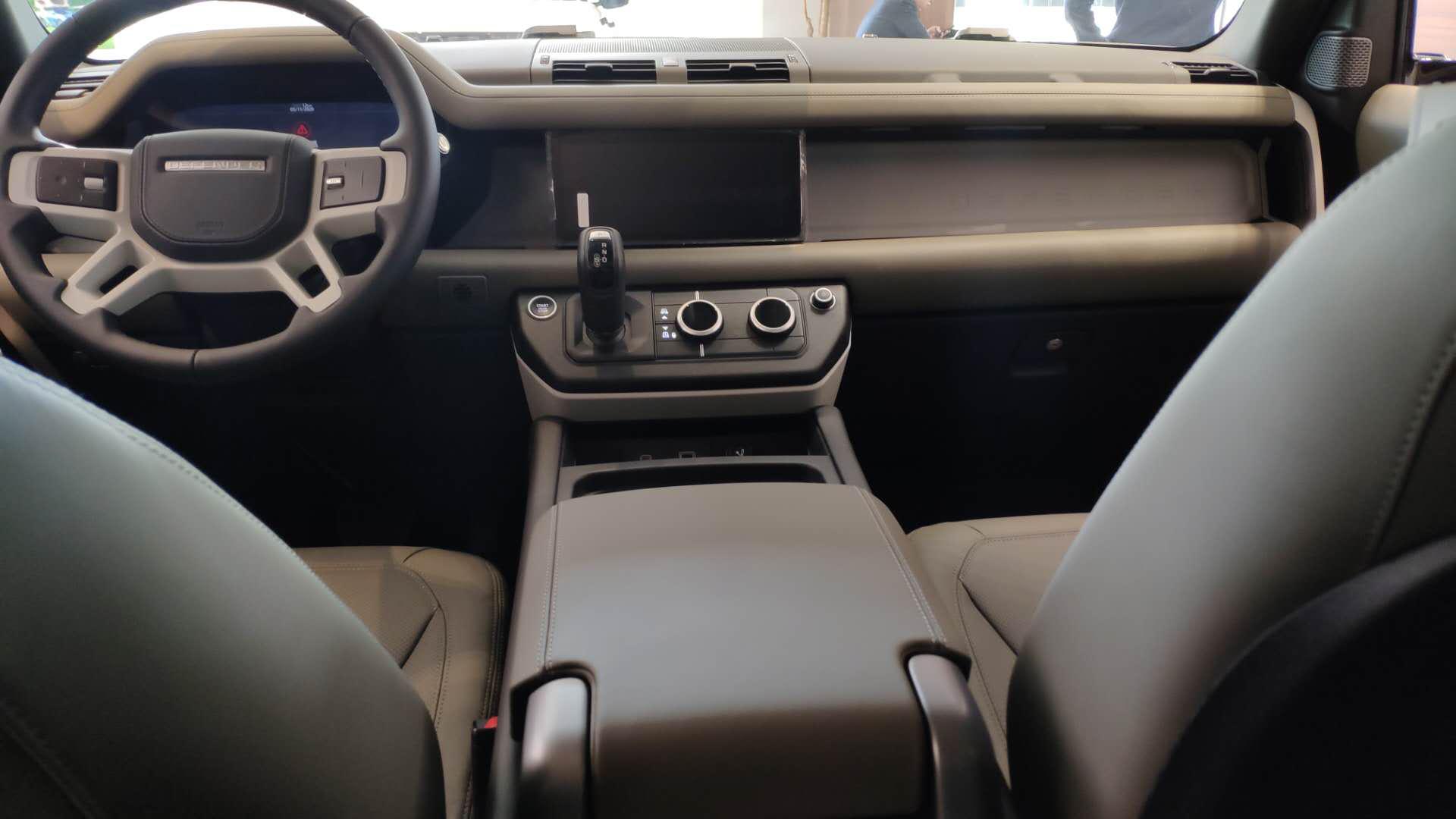 静态体验路虎卫士，外观内饰都气派，但后排空间真不大