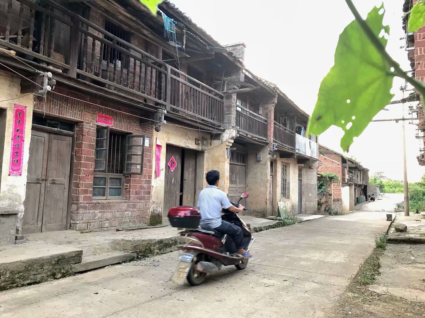 黄阳堡，那斑驳的旧墙，破败的老屋，似乎在坚守那千年不变的传承