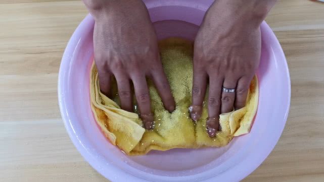 夏季用的毛巾粘滑怎么能洗干净,怎么洗毛巾又滑又臭