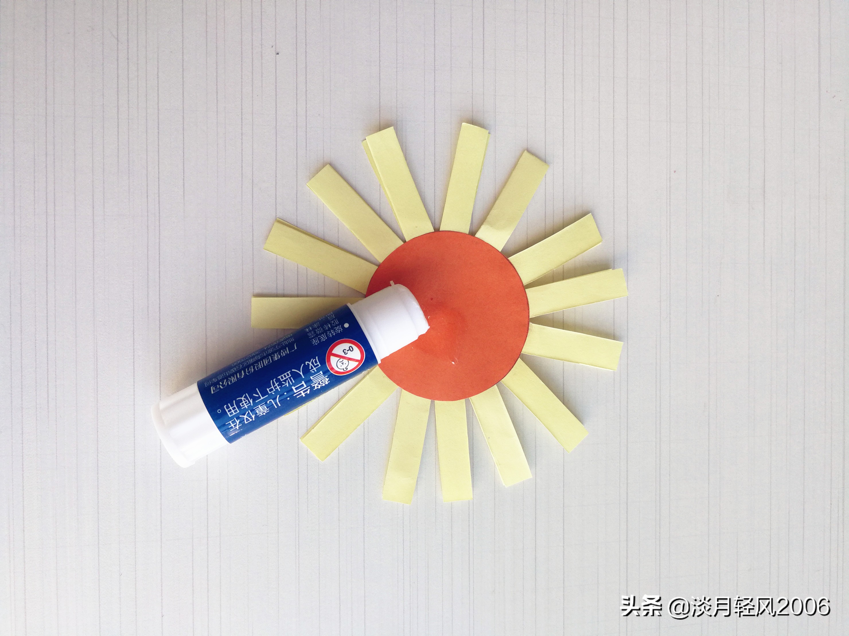 黄色卡纸向日葵创意美术作品,用卡纸折向日葵最简单的方法