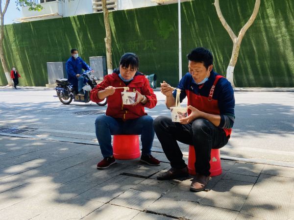 外省返汉快递员夫妻:包裹一天比一天多,城市热闹起来了