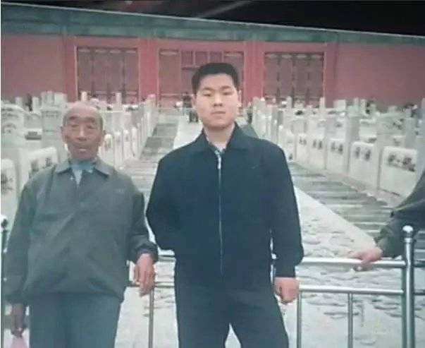 岳云鹏郭德纲大多少岁,岳云鹏14岁郭德纲26岁