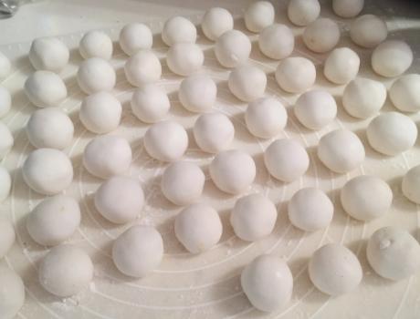 开水放汤圆还是冷水放汤圆,煮汤圆应该冷水下锅还是热水下锅