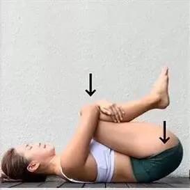 放松下腰背瑜伽体式,放松下腰的动作