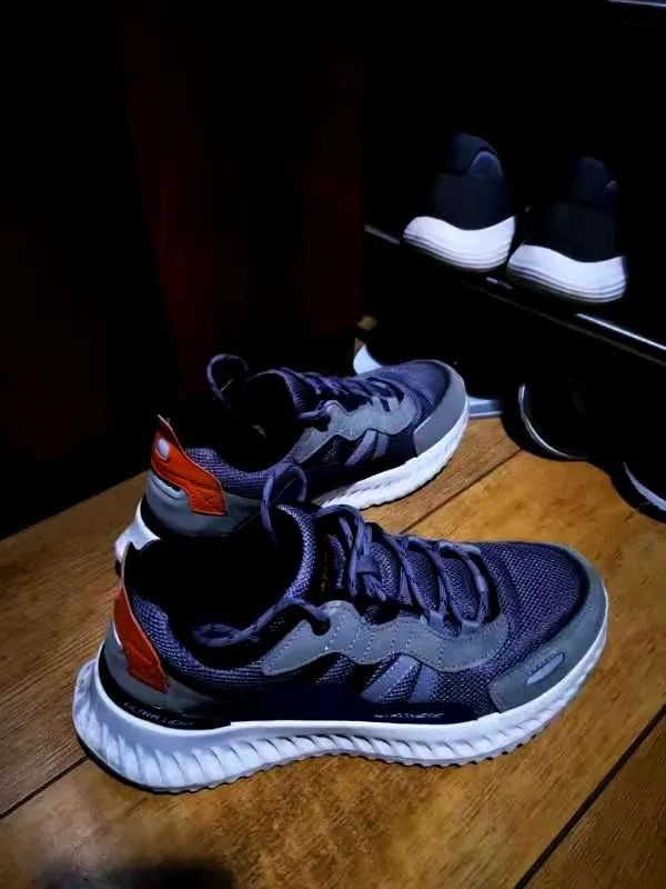 涨见识了!原来很多开宝马的都有一面鞋墙,穿的球鞋不上千就上万