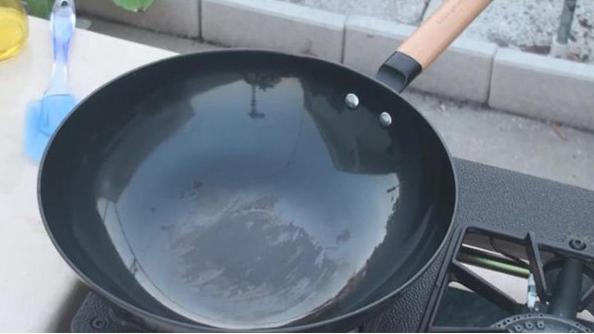 买了铁锅怎么弄好用不粘锅,不粘锅开锅的正确方法铁锅